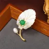 Pins Brooches 2023 Tren Natural Shell Leaf Brooch with Micro Inlay of Zircon Temperament Elegant Brooches Pearl Brooch Pin for Woman Jewelry L240323