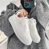 Buty 2023 Nowe małe białe buty oddychające i wszechstronne mody męskie swobodny buty