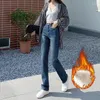 Kvinnors jeans vinter varma fleece kvinna raka ben byxor 2024 tjock veet mode svart elasticitet koreansk gata kvinna