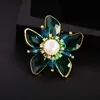 Pins Broches SUYU Nieuwe Groene En Blauwe Kristallen Bloem Magnetische Zuigbroche Met Gesimuleerde Parel Ingelegde Zirkonium Broche Pin Accessoires L240323