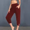 Calças femininas cortadas elegantes de cintura alta yoga com bolsos esporte de cor sólida para treino casual
