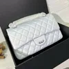 Women Pearl Imidescenci pikowane torby klasyczne podwójne klapę złoto/srebrny metalowy sprzęt Matelasse łańcuch crossbody torebki na ramię dla kobiet różowe białe torebki 25x17cm