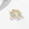 Pins Brooches SUYU Autumn New Womens Classic Vintage Plant Flower Clothing Shell Flower Simulation Pearl Butterfly wreath brooch L240323