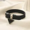 Designer läder armband armband charm handled rem kvinnor lyxarmband brev smycken armband manschett triangel hänge