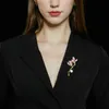 ピンブローチsuyu新しい女性贅沢レトロホワイトラン模倣真珠アクセサリージルコンブローチアクセサリーL240323