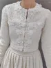 Chaquetas de mujer Abrigo corto de manga larga con un solo pecho o falda plisada con cintura elástica 2024 Traje de tweed con adornos de flores de encaje de primavera temprana