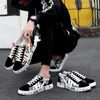 Casual Shoes 2024 Spring oddychający graffiti płócienne studenci mody dla mężczyzn Para sportowa para na pokładzie kobiet