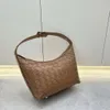 Bolsos de hombro Nuevo bolso tejido para lonchera Moda Edición coreana Tendencia ligera de lujo Cuero genuino Mano Una axila para mujer