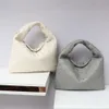 Torby na ramię 23 Zima nowa mini chmiel ręcznie robiona torba z krową dużą pojemnością magnetyczną klamrę rogu rogu dla kobiet crossbody