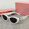 Projektantka Mu Women's Retro Cat Eye Round Men Metal Metal Letter Okulary przeciwsłoneczne Modne okulary podróży na świeżym powietrzu z pudełkiem prezentowym