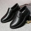 Casual Shoes Patent Leather Men Luxury Brand 2024 italiensk slip på formella loafers Moccasins Svart manlig körning