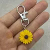 キーチェーンヒマワリの花樹脂キーチェーンかわいいスタイルデイジーペンダントギフトオーナメントキーリングアクセサリー