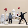 Sculpturen Banksy Sculpture Collection Flower Thrower Statue Pop Art Modern Ballonmeisje Beeldje Kantoor Woondecoratie Accessoires Straat