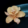 Spille Spille 2022 Spilla di zirconi di alta qualità di lusso Elegante Spilla di orchidee dorate Spille di fiori per accessori di abbigliamento da donna Spilla L240323