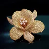 Spille Spille 2022 Spilla di zirconi di alta qualità di lusso Elegante Spilla di orchidee dorate Spille di fiori per accessori di abbigliamento da donna Spilla L240323