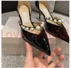 Sapatos de casamento femininos de salto alto oco com pérolas pontiagudas Bombas de luxo Londres AURELIE 65 85mm Itália moda tira no tornozelo preto patente vestido de noite sandália