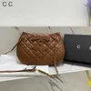 I produttori di borse moda a spalla prezzi scioccati Nuova borsa postino Realizzata in vera pelle con catena a griglia di diamanti, borsa anticata con croce sotto le ascelle