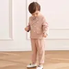 ピンクボーイズスーツフォーウェディングの子供たちのブレザースーツボーイコスチューム幼児ブレザーボーイタキシードベイビーボーイ服セットコートパントボウ3p