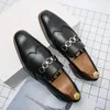 Sıradan Ayakkabı Bahar Men Metal Strip Tasarımcı Brogue Deri Oyma İngiliz Stil Loafers Slip-On Moccasin Lüks