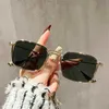 Nowe okulary przeciwsłoneczne podwójnego baru Modne pasiaste uliczne foto