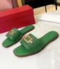 24S Luxury Summer Walk Women Slippers Gancini Plack Sandaler Shoes Nappa Slides Woman Flats Flats fyrkantiga tå flip flops bekväm daglig dam promenad designers tofflor