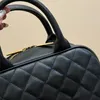 Donne classiche Small Designer Crossbody Borse Tote Famoso modello di diamante di lusso a doppia lettera trapunta trapunta Numero seriale in pelle vera catena dorata Nera