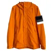 Açık kapşonlu erkek ceket tasarımcısı rüzgarlık ceket klasik rozet rüzgar ve su geçirmez ceketler adam üst kısımlar topstoney dış giyim boyutu m-xxl 2837#