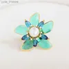 Pins Broches SUYU Nieuwe Groene En Blauwe Kristallen Bloem Magnetische Zuigbroche Met Gesimuleerde Parel Ingelegde Zirkonium Broche Pin Accessoires L240323