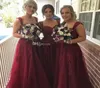 Nowe tanie sukienki druhny Burgundowe Tiul Cap Rleeves koronkowe aplikacje Długa letnia plaża na weselne sukienki dla gości Maid of Honor Gow8110086