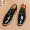 Casual Shoes Mens Shoe Gold Patent Leather Luxury Fashion Groom Dress Wedding For Men Designer italiensk stil Oxford