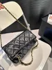 7A Fashion Luxury Design Женская классическая сумка в стиле хиппи Изготовлена из кожи. Эта сумка складывается и образует универсальную сумку через плечо с двумя спинками.