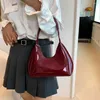 Omuz çantaları vintage şarap kırmızı koltuklu çantalar patent deri lüks el çantası yüksek kaliteli küçük çanta kadın marka moda hilal
