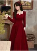 Casual Dresses 2024 Brud Toast Dress Wine Red Autumn Långärmad fyrkantig hals tillbaka till dörren kan bära A-line kjol Normalt