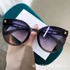 2 Stück Mode-Luxus-Designer 2024 Neues Cat-Eye-Gestell mit fortschrittlichem Sinn, allmählich wechselnde Farbe, helle Sonnenbrille im Luxus-Stil, Internet-Rot, Anti-UV-Sonnenbrille