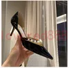 Sapatos de casamento femininos de salto alto oco com pérolas pontiagudas Bombas de luxo Londres AURELIE 65 85mm Itália moda tira no tornozelo preto patente vestido de noite sandália