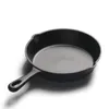Pannor stekpanna kokande mat naturliga ingredienser kök kvalitet järn griddle frukost wok biff ägg kryddad gjutning