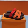 2024 Nouveaux pantoufles de luxe d'été Sandales de luxe, célèbre designer une ligne pantoufles à fond épais sandales plates de plage de loisirs pour hommes et femmes