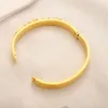 2024 Nuevas pulseras clásicas Brazalete de mujer Diseñador de lujo Chapado en oro de 18 quilates Acero inoxidable con diamantes Amantes Brazaletes Pulsera para mujer 2389