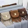 Axelväskor Nya sadel kvinnors väska fashionabla och mångsidiga brunt tassel av hög kvalitet frostat läder en sned strävan