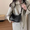مصمم الأزياء الفاخرة أكياس الكتف حقيبة يد للنساء في كوريا الجنوبية تصميم نيش تصميم حقيبة مربعة صغيرة جديدة لخريف وشتاء 2023