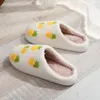 Scarpe da passeggio Pantofole natalizie in soffice pelliccia Gnomo antiscivolo in peluche Punta chiusa Comodo cartone animato termico piatto per uomo Donna