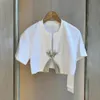 Camiseta curta feminina diamante lantejoulas arco manga curta camiseta 2024 novo nicho na moda feminino cor sólida fenda topo