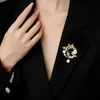 Pins Brooches SUYU Autumn New Womens Classic Vintage Plant Flower Clothing Shell Flower Simulation Pearl Butterfly wreath brooch L240323