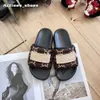 Ayakkabılar Tasarımcı Sandal Sandal Terlik Terlik Slides Sliders Konfor Katırları Slayt Kadınlar Yaz Flip Flip Terlik Mektup Sandal Yumuşak Kalın Alt Alt Düşük Topuk Ayakkabı 35-44