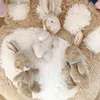 Fyllda plyschdjur söta design kanin plyschdockor för barn barn blickar att tunna leksaker kawaii handgjorda nyfödda bruna kaniner fyllda leksaksgåvor l240320