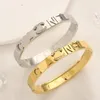 2024 Nuevas pulseras clásicas Brazalete de mujer Diseñador de lujo Chapado en oro de 18 quilates Acero inoxidable con diamantes Amantes Brazaletes Pulsera para mujer 2389