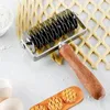 Acciaio inossidabile pasticceria reticolo taglierina pasta biscotto torta pizza pane rullo con manico in legno pasta strumento fai da te Bakeware 240318