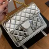 Klassisk kvinnlig designer crossbody väska på lyxig diamantmönster dubbel bokstav quiltad ryggsäck vintage äkta patent läder guldkedja svart messenger väska