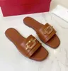 24S Lujo Paseo de verano Zapatillas de mujer Gancini Placa Sandalias Zapatos Nappa Diapositivas Mujer Pisos Punta cuadrada Chanclas Cómodo Diario Señora Caminando Diseñadores Zapatilla