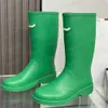2022 Bottes de pluie en caoutchouc pour femmes Bottes de genou en PVC 23FW Style décontracté Bottes de pluie imperméables Bottes de pluie de luxe Chaussures d'eau Chaussures de pluie 5 couleurs NO431